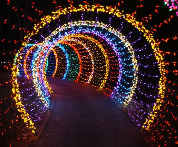 entrée salle de réception mariage avec guirlande de fils lumineuses